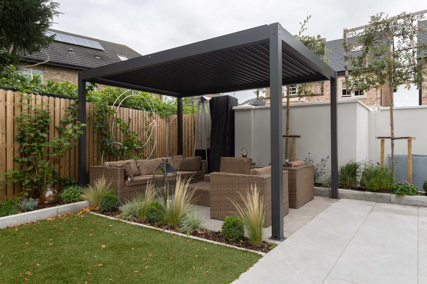 Pergola bioclimatica moderna con lamelle orientabili