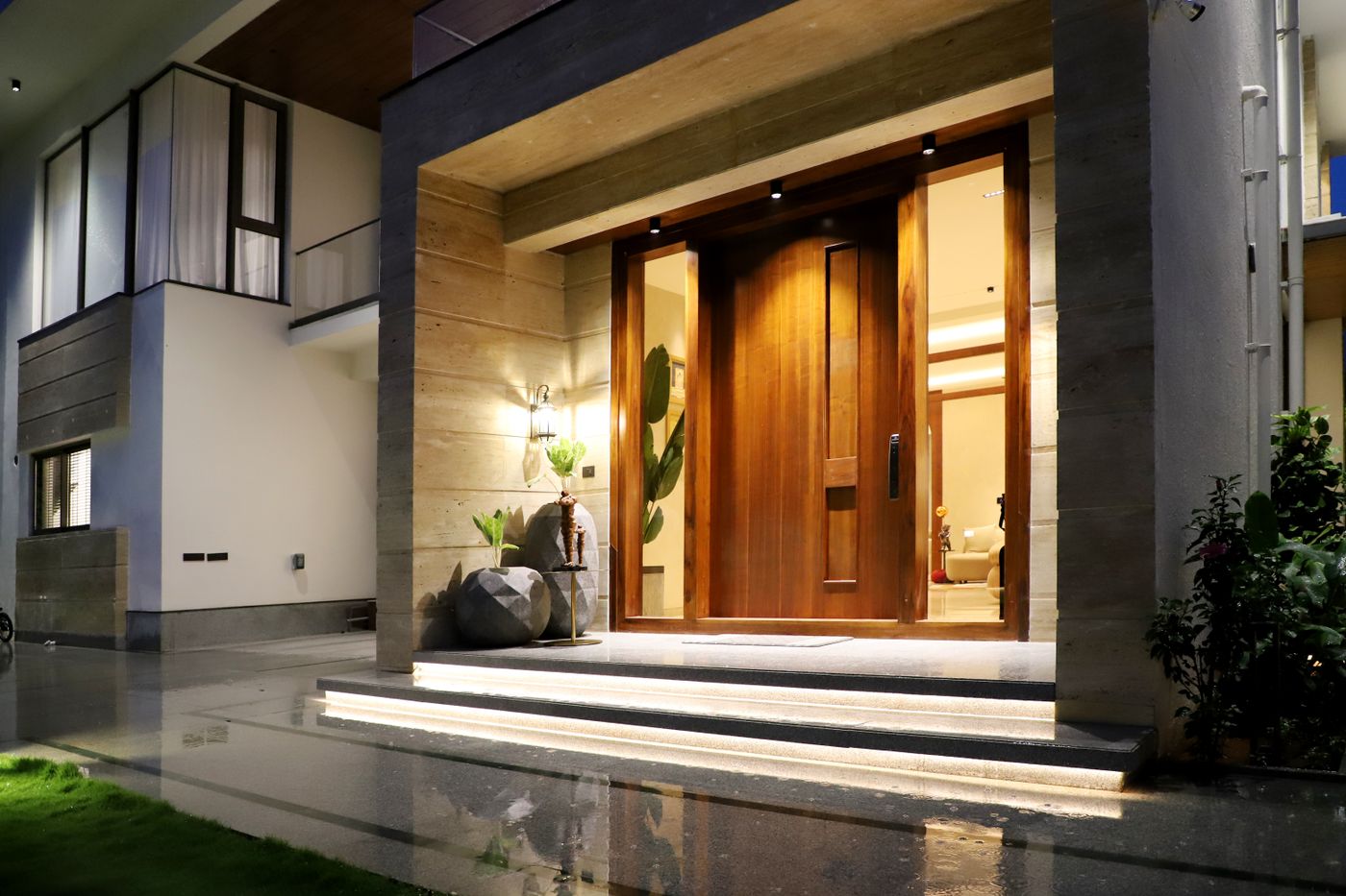 Porta blindata d'ingresso contemporanea con struttura robusta e finitura in legno