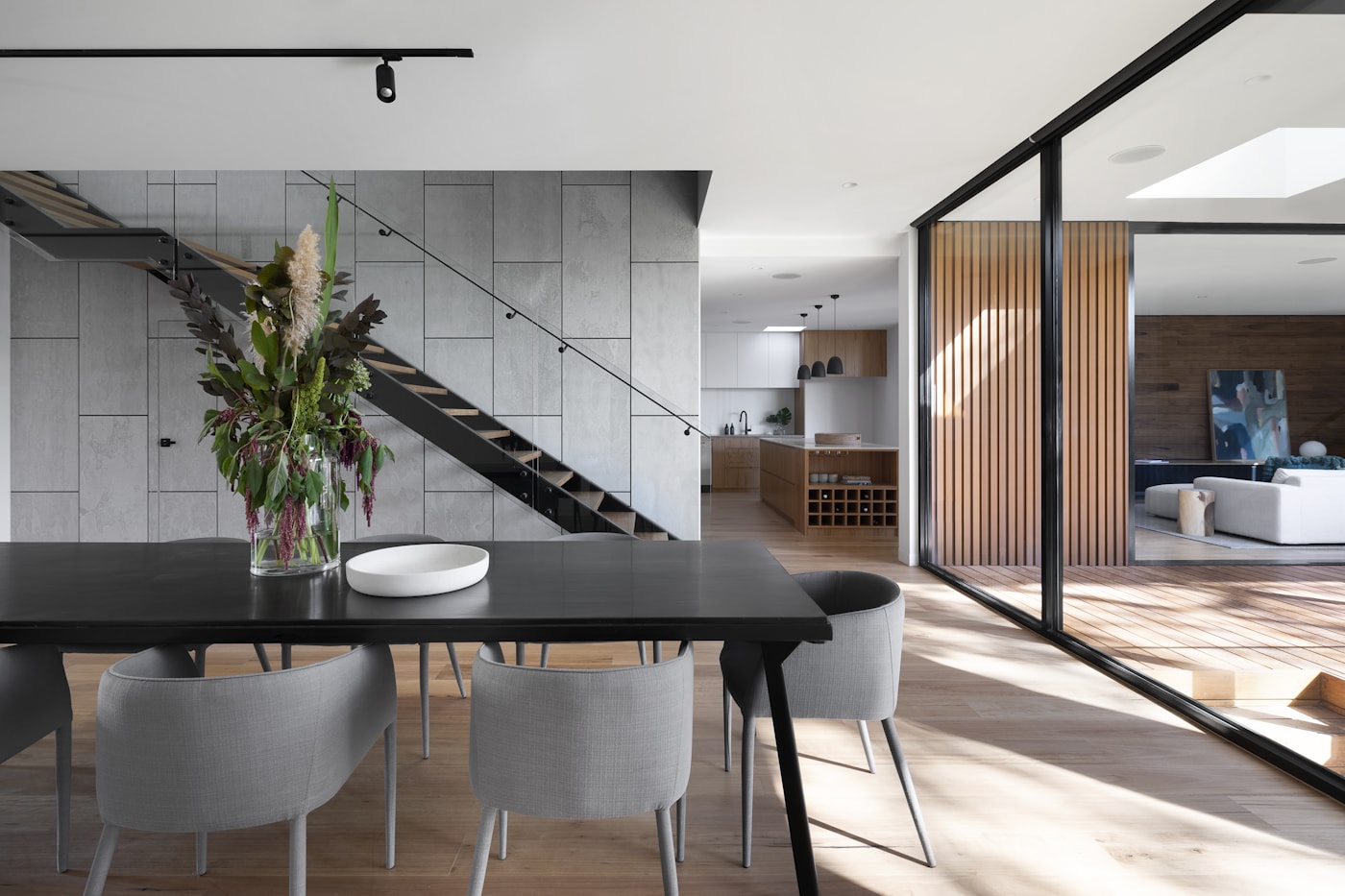 Casa luminosa rinnovata con serramenti e soluzioni coordinate